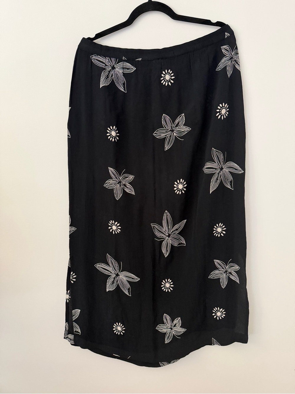 Putumayo Floral Sun Resort Beach Black and White Skirt L